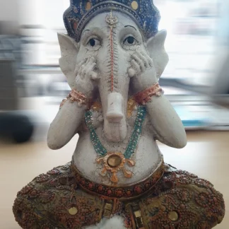 Una statua decorativa a forma di testa di Buddha, realizzata in ottone e alta 10 cm, presenta dettagli elaborati e un elegante copricapo, donando un tocco di serenità a qualsiasi spazio.